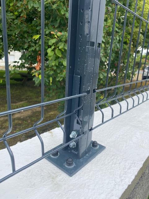 Platine pour poteau TITAN 