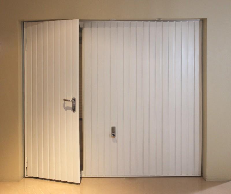 Porte de garage basculante avec portillon intégré tirant à droite - Nervure verticale Blanc Motif 126 - 2000x2375mm