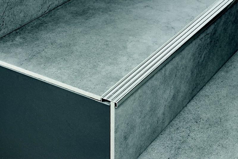 Profilé nez- de- marche plat strié pour carrelage  SOLID - Aluminium anodisé Argent - Longueur 250 cm - Ht 9 mm - N-STEP 90 AE