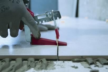 Pince métallique pour système de nivellement céramique type cale