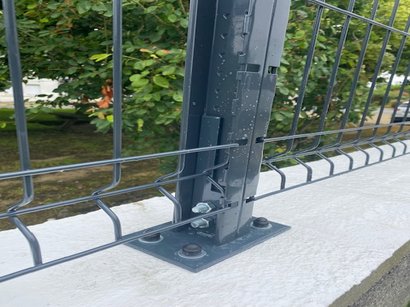 Platine pour poteau TITAN 