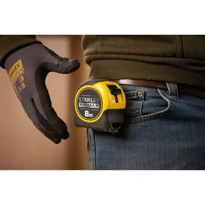 Mètre ruban FatMax 8m accroché sur jeans