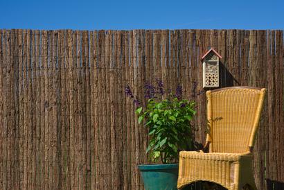 Canisse en écorce naturelle de pin - simple face, fil galva gainé PVC marron - occultant 4/5 - 1 x 3 m