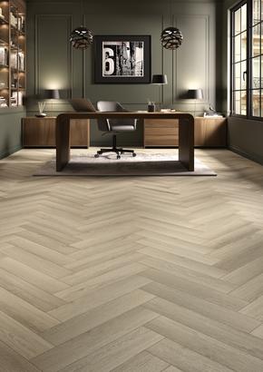 Ambiance bureau avec sol vinyle HORIZON bâton rompu Pampelonne posé - rendu parquet chêne grisé