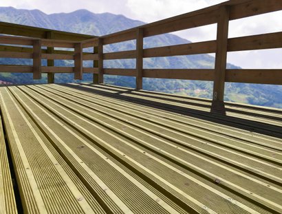 Planche de terrasse Pin rouge du Nord traitée classe 4 - long. 450cm x larg. 14,5cm x ep. 27mm