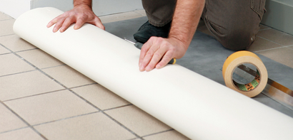 Ruban adhésif double face tissu FR102  pour fixation revêtements de sol - Rouleau de 50MM x 10M