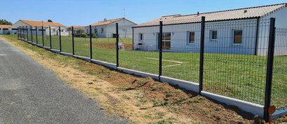 Grillage Panneau rigide HYBRID 2,50 m x Ht 1,72 m Noir 9005  - Maille 200 x 50 mm - Fil 4/5 mm