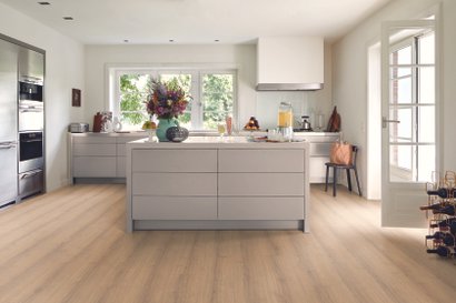 Sol stratifié AQUA 24h 8MM Classe 32 Chêne Sherman miel EL1007-EGGER 