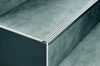 Profilé nez- de- marche plat strié pour carrelage  SOLID - Aluminium anodisé Argent - Longueur 250 cm - Ht 9 mm - N-STEP 90 AE