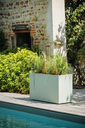 Jardinière muret BASALT 116L polypropylène vert amande décor béton