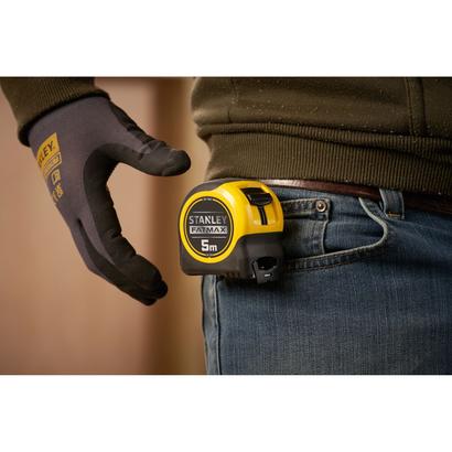 Mètre ruban FatMax accroché pantalon